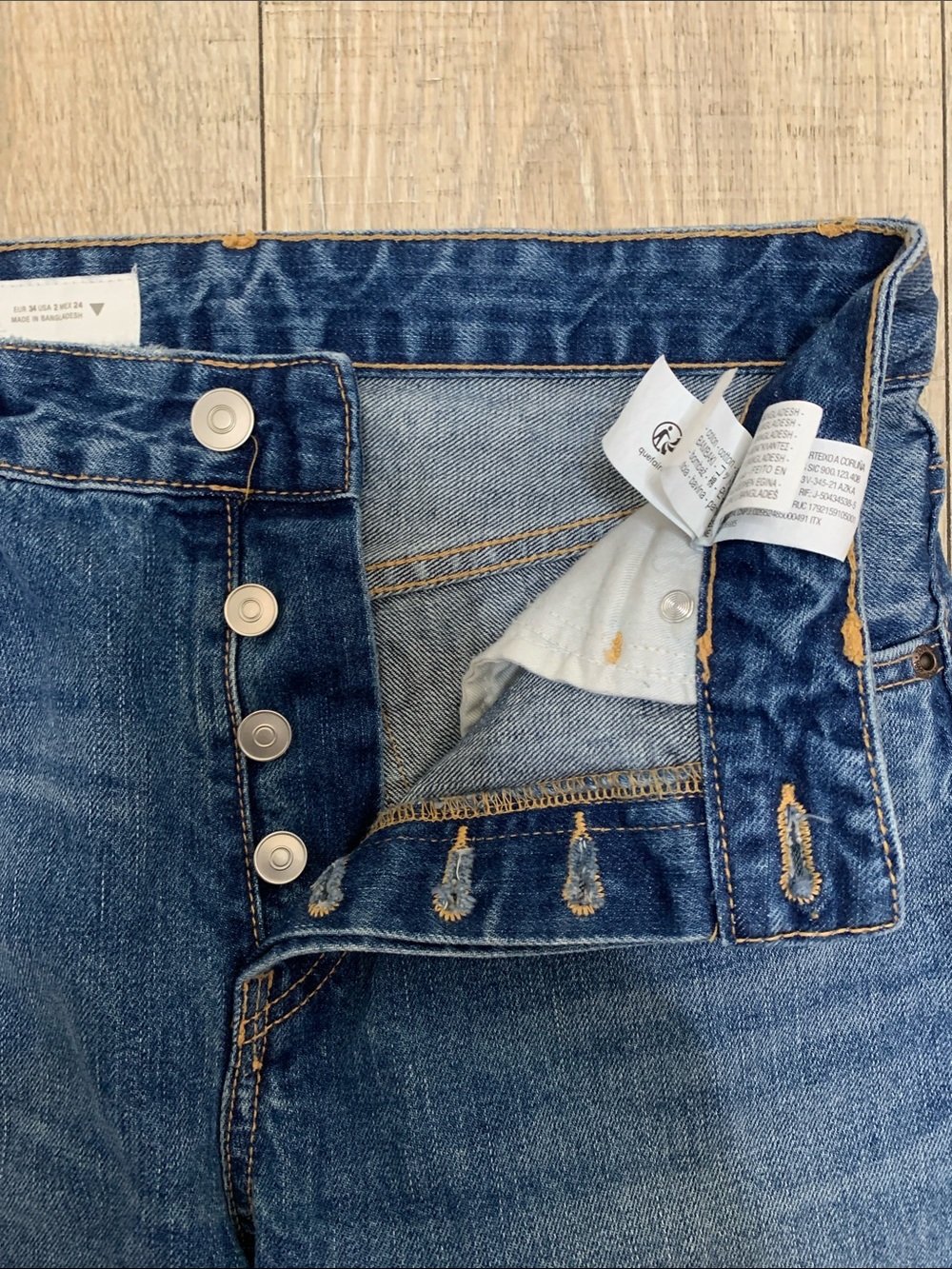 Zara Classic Blue Denim Jeans with contrast Gold Stitching - Picture 4 of 8